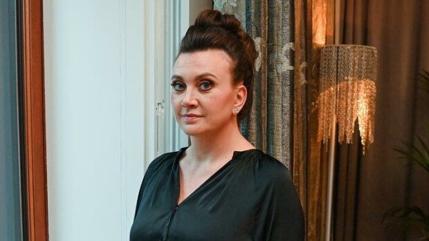 Osa lukijoista oksensi! Dekkarikuningatar Camilla Läckberg selittää Mentalisti-kirjan brutaalia alkua: Siitä oli kaksi versiota Camilla Läckberg