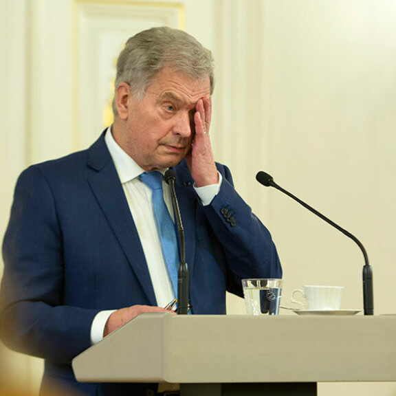 Sauli Niinistö kovan flunssan kourissa lehdistön edessä: köhi ja pyyhki tuskaisen oloisena otsaansa - kuvat Sauli Niinistö