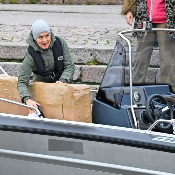 Pahvilaatikot suorastaan lensivät, kun Baba Lybeck kuormasi venettään. Triatlonia harrastavalle toimittajalle ei tullut edes hiki. Pahvilaatikot suorastaan lensivät, kun Baba Lybeck kuormasi venettään. Triatlonia harrastavalle toimittajalle ei tullut edes hiki.