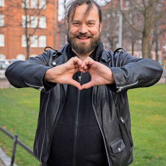Harri arvostaa rehellisyyttä. – En ole tosin koskaan tavannut sellaista tyyppiä, joka arvostaisi epärehellisyyttä, hän nauraa. Harri arvostaa rehellisyyttä. – En ole tosin koskaan tavannut sellaista tyyppiä, joka arvostaisi epärehellisyyttä, hän nauraa.