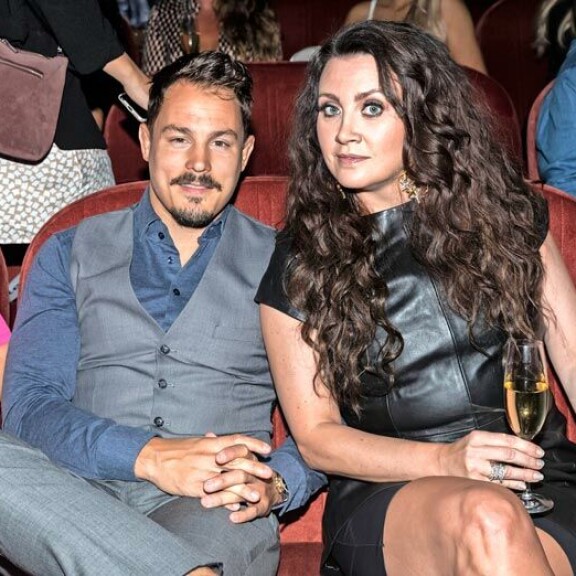 Camilla on naimisissa Simon Sköldin kanssa. Heillä on yhteinen tytär. Avioliitto on Camillan kolmas. Camilla on naimisissa Simon Sköldin kanssa. Heillä on yhteinen tytär. Avioliitto on Camillan kolmas.