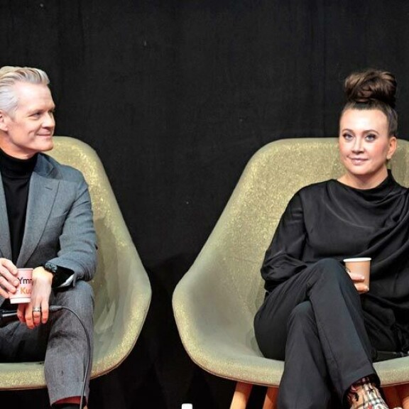 Lokakuun lopussa Camilla vieraili Hesingin Kirjamessuilla Henrik Fexeusin kanssa. Lokakuun lopussa Camilla vieraili Hesingin Kirjamessuilla Henrik Fexeusin kanssa.