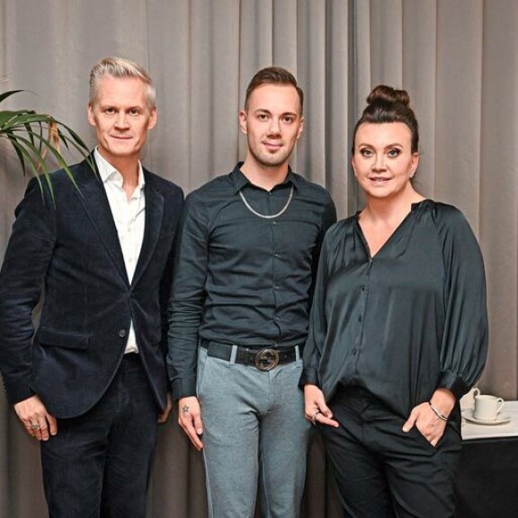 Seiskan reportteri kysyi, onko Mentalisti-kirjan tv-toteutuksesta jo neuvoteltu. – Kertoisin mielelläni, mutta sitten minun pitäisi tappaa sinut, Camilla murjaisi. Seiskan reportteri kysyi, onko Mentalisti-kirjan tv-toteutuksesta jo neuvoteltu. – Kertoisin mielelläni, mutta sitten minun pitäisi tappaa sinut, Camilla murjaisi.