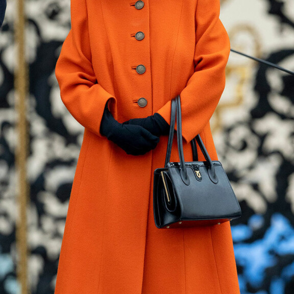 Elisabet piipahti lokakuussa Lontoossa oranssissa edustusasussa. Kuningatar Elisabet