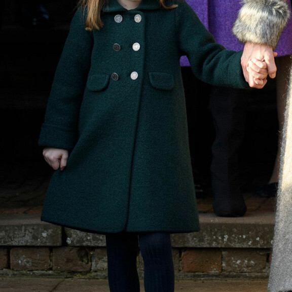 Kaksi vuotta sitten Charlotte asteli joulukirkkoon vihreässä villakangastakissa. Prinsessa Charlotte