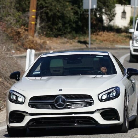 Britney körötteli kaarallaan West Hollywoodin katuja pitkin. Britney körötteli kaarallaan West Hollywoodin katuja pitkin.