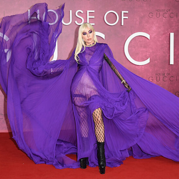 Violetti Guccin Love Parade -malliston taidonnäyte sykähdyttää katsojan, ja mediassakin on hehkutettu vuolaasti laulajan vaatevalintaa. Lady Gaga