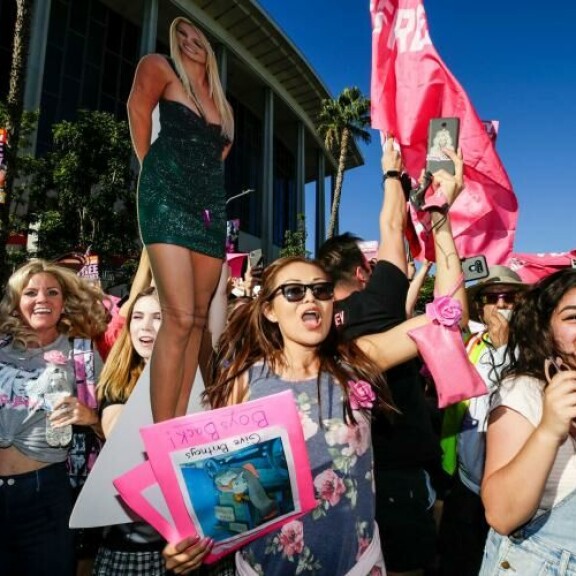 Britneyn fanit juhlivat villisti oikeuden julkaistua päätöksensä laulajan alkavasta vapaudesta. Britneyn fanit juhlivat villisti oikeuden julkaistua päätöksensä laulajan alkavasta vapaudesta.