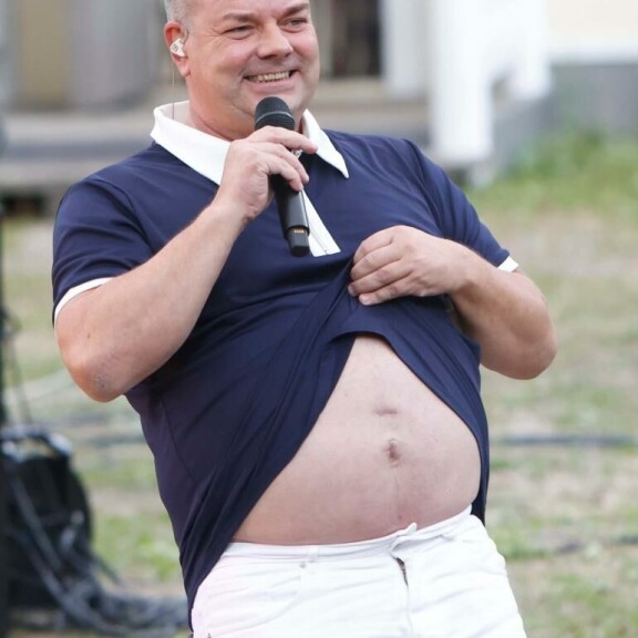 Jari Sillanpää hullutteli kesäkeikallaan paljastamalla napansa. Jari Sillanpää