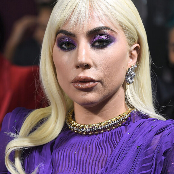 Tästä lookista ei puutu mitään. Tiffanyn valmistamat luksuskorut kruunaavat täydellisen tyylin. Lady Gaga