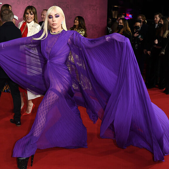 Ja näin se pop-tähti purjehtii arvokkaasti lipuen muodin historiankirjoihin. Punaisella matolla hurmaannut asu elehti ilmavasti mukana laulajan suureellisissa poseerauksissa. Lady Gaga