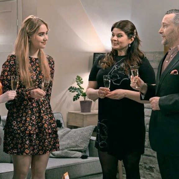 Maarit (2. oik.) on näytellyt Salatuissa elämissä Jutta Korhosta ensi kerran jo 2014 ja säännöllisesti vuodesta 2017 alkaen. Maarit (2. oik.) on näytellyt Salatuissa elämissä Jutta Korhosta ensi kerran jo 2014 ja säännöllisesti vuodesta 2017 alkaen.