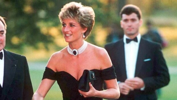 Mikä näky! Uusi The Crown -näyttelijä on kuin ilmetty prinsessa Diana! Teki kunniaa paljastavalle kostomekolle prinsessa diana