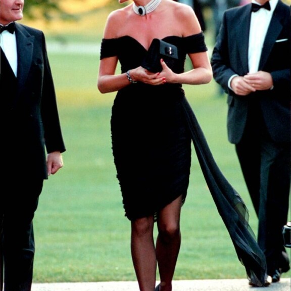 Prinsessa Diana kohahdutti kostomekossaan vuonna 1994. Hänen ja Charlesin avioero astui voimaan vuonna 1996. prinsessa Diana
