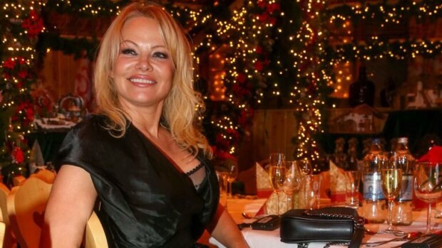Viides avioliitto toden sanoo! Kaikkien aikojen povipommi Pamela Anderson nai koronavuonna turvamiehensä – tältä näyttää julkisuutta vältellyt kovanaama-Dan Pam