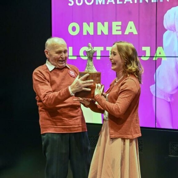 Iloa lauluillaan ihmisille tuoneet Lotta ja pappa palkittiin positiivisuudestaan. Lotta-Sofia Saahko, Jorma Saahko