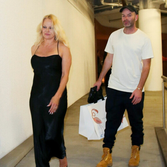 Rouvalla oli yllään elegantti musta mekko. Dan puolestaan lompsi eräsaappaissa ja farkuissa, lippis päässään. Pam Dan