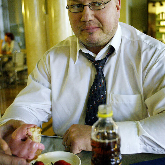 Kohuttu kansanedustaja Eduskunnan kuppilassa vuonna 2003. Tony