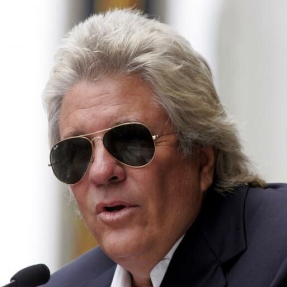 Jon Peters, 76, on Pamelan tuorein ex-aviomies. Jon