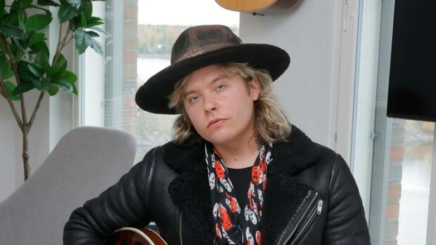 Tältä näyttää Archie Cruzin poikamiesboksi: kämppä täynnä likaisia tiskejä ja soittimia - rokkari ei kaipaa naisen kosketusta: 'Teen mitä lystään' Archie Cruz