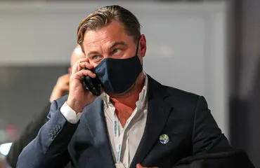 Greta Thunbergia fanittava Leonardo DiCaprio lennähti Glasgow’n ilmastokokoukseen - liki hysteerinen kuvaajalauma vastassa kentällä!