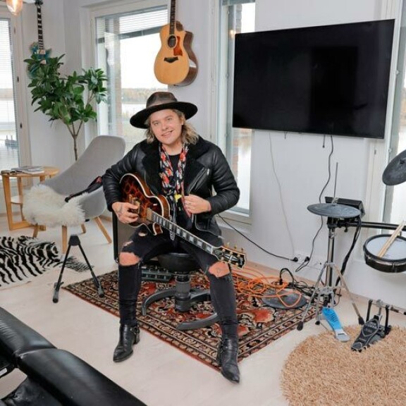 Archien komeasta poikamiesboksista näkyy sekä merimaisemaa että Helsingin Itäväylän ruuhkia, jotka muistuttavat USA:ta - joskin merkittävästi pienemmässä mittakaavassa. Archien kotoa näkyy sekä merimaisemaa että Itäväylän ruuhkia, jotka muistuttavat USA:ta, tosin pienessä mittakaavassa.