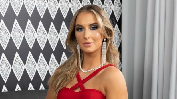 Missikaunotar Oona Komi avoimena: Rakkaani syöpätaistelu pysäytti Oona Komi