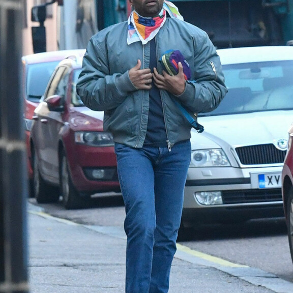 Paparazzi bongasi Janin kadulta. Pian selvisi tämän olevan matkalla ajotunnille. Jani Toivola 100