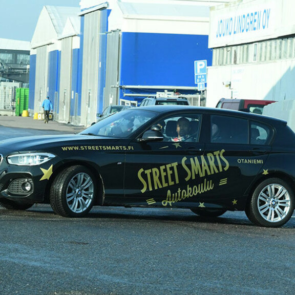 Muhkeista taksikuluistaan muistettava ex-kansanedustaja Jani Toivola käy autokoulua - paparazzi ikuisti hapuilevan ajotunnin! Katso kuvat! Jani