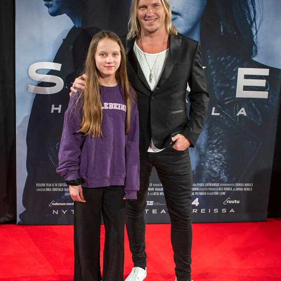 Harvinainen yhteiskuva! Sami Kuronen saapui Syke-elokuvan kutsuvierasensi-iltaan tyttärensä kanssa! Sami Kuronen ja Oona-tytär