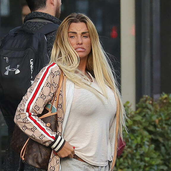 Meikki on vähemmän räikeä ja vaatteet peittävämmät, mutta kyllä hän on edelleen erittäin tunnistettava hahmo Lontoon vilinästä. Katie