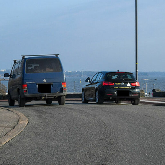 Toinen tielläliikkuja paineli ohi Kaivopuiston kauniilla mutta kapealla kadulla. Jani Kaivarissa autolla