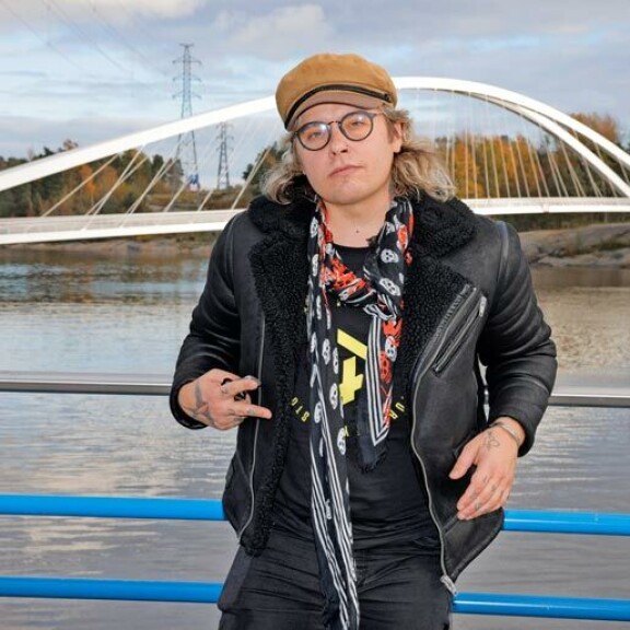 Archien pahan pojan maine on ollut kovaa valuuttaa naisten keskuudessa. Kohurokkari on yhdistetty viime vuosina lukemattomiin kaunottariin. – Se on rock’n roll lifea! viihdyn nyt hyvin sinkkuna, Archie tuumii. Archien pahan pojan maine on ollut kovaa valuuttaa naisten keskuudessa. Kohurokkari on yhdistetty viime vuosina lukemattomiin kaunottariin. – Se on rock’n roll lifea! viihdyn nyt hyvin sinkkuna, Archie tuumii.