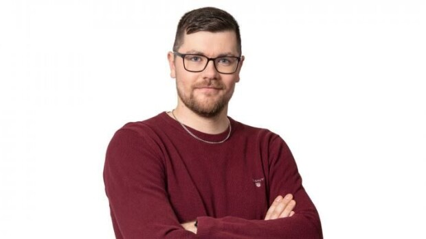 Maajussille morsian: Kalle hukuttaa puolisoehdokkaansa suudelmiin - Vastarakastunut pari ei pysty pitämään näppejä erossa toisistaan! Maajussi-Kalle