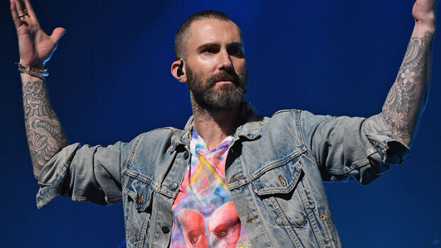 Somekansa raivostui! Adam Levine kavahti lavalle kirmannutta fania ja huusi kirosanan - näin tähti kommentoi kohukäytöstään! Adam Levine