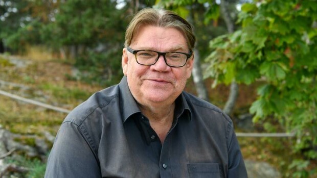 Melkoinen heitto! Jaakko Saariluoma sai Possessa vierailleen Timo Soinin repeämään: ”Pistitpä paremmaksi!” Timo Soini