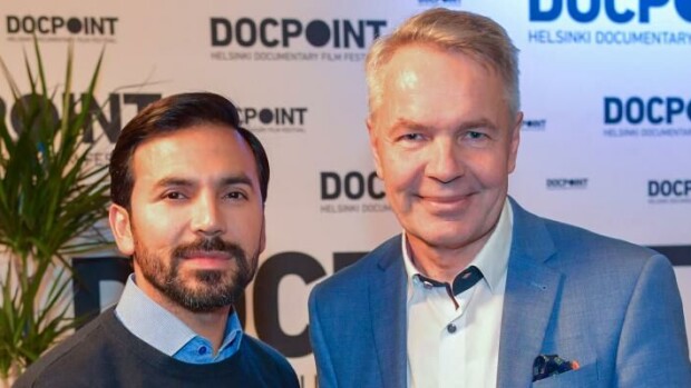 Maria Veitola kysyy Pekka Haavistolta lapsihaaveista televisiossa: ”Omat valinnat ovat olleet sellaisia..” Pekka Haavisto ja Antonio Flores