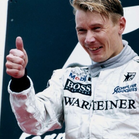Mika Häkkinen ja tuttu peukku. F1-mestarin suku juontaa DNA-tutkimuksen mukaan 1700-luvun Suonenjoelle. Mika Häkkinen ja tuttu peukku. F1-mestarin suku juontaa DNA-tutkimuksen mukaan 1700-luvun Suonenjoelle.