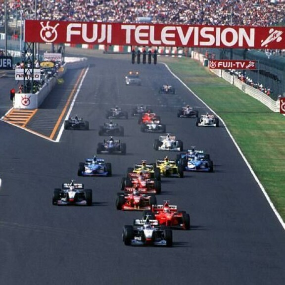 Tuttu näky: McLarenin Mika Häkkinen Suomesta kaasuttelee keulilla, Ferrarit (Michael Schumacher & Eddie Irvine) seuraavat perässä. Kuva Suzukan osakilpailusta 1998. Tuttu näky: Mika Häkkinen kaasuttelee keulilla, Ferrarit (Michael Schumacher & Eddie Irvine) seuraavat perässä. Kuva Suzukan osakilpailusta 1998.