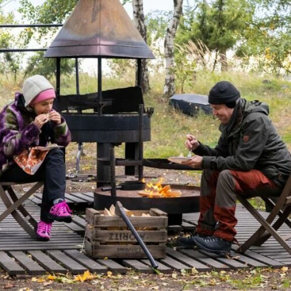 Pekka ja Maria viettävät jakson aikana aikaa eväitä napostellen ja politiikasta pulisten. Pekka ja Maria viettävät jakson aikana aikaa eväitä napostellen ja politiikasta pulisten.