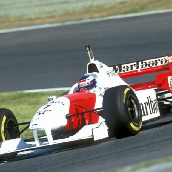 Mika Häkkinen kaasutteli Martinlaaksosta moottoriurheilun kuninkuusluokkaan. Kuva F1-osakilpailusta 1996. Mika Häkkinen kaasutteli Martinlaaksosta moottoriurheilun kuninkuusluokkaan. Kuva F1-osakilpailusta vuodelta 1996.