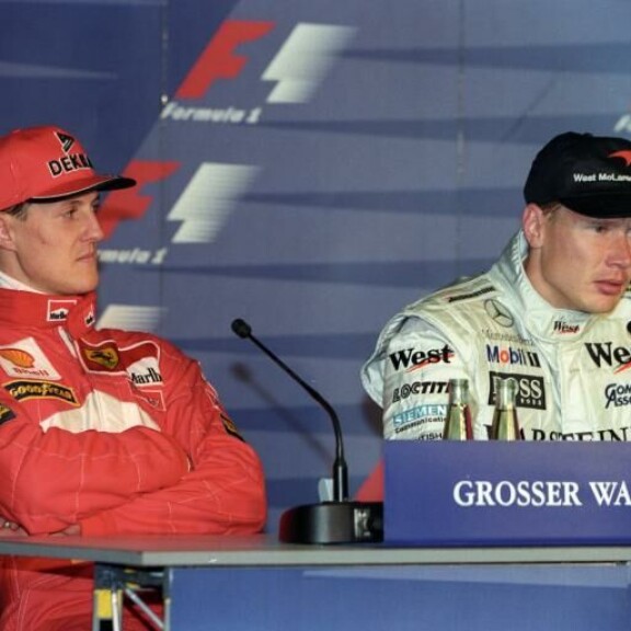 Klassiset kilpakumppanukset: Ferrarin Michael Schumacher seuraa sivusta, kuinka McLarenin Mika Häkkinen kertoo näkemyksiään F1-kaudella 1998. Kausi huipentui Mikan ensimmäiseen maailmanmestaruuteen. Klassiset kilpakumppanukset: Ferrarin Michael Schumacher seuraa sivusta, kuinka McLarenin Mika Häkkinen kertoo näkemyksiään F1-kaudella 1998.