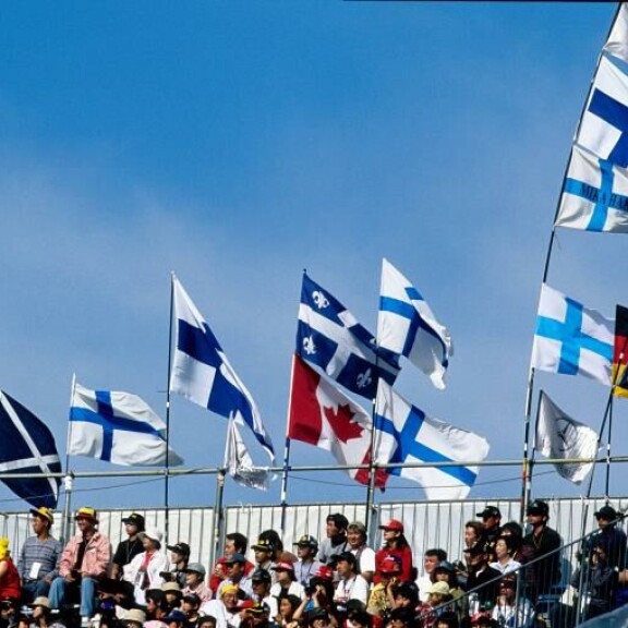 Mika Häkkinen on ollut maailmanlaajuisesti suosittu F1-kuski. Kuva Suzukan legendaarisesta GP:stä kaudella 1998. Mika Häkkinen on ollut maailmanlaajuisesti suosittu F1-kuski. Kuva Suzukan legendaarisesta GP:stä kaudella 1998.