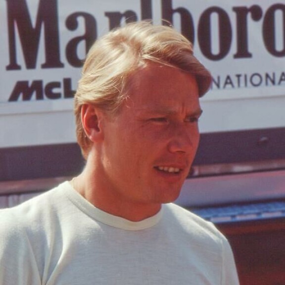 Häk-Häk-Häkkinen! Tämä mies kuuluu oikeutetusti FIA:n Autourheilun kunniagalleriaan, Motorsport Hall of Fameen. Häk-Häk-Häkkinen! Tämä mies kuuluu oikeutetusti FIA:n Autourheilun kunniagalleriaan, Motorsport Hall of Fameen.