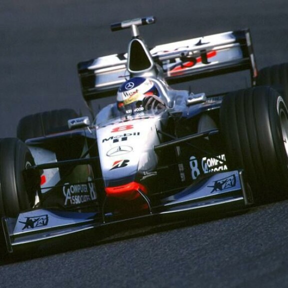 Tässä kiitää hopeinen McLaren! Vantaan Martinlaakson suurmies Mika Häkkinen saavutti formuloissa 20 osakilpailuvoittoa, 51 palkintopallisijaa ja peräti 420 MM-pistettä. Tässä kiitää hopeinen McLaren! Vantaan Martinlaakson suurmies saavutti formuloissa 20 osakilpailuvoittoa, 51 palkintopallisijaa ja peräti 420 MM-pistettä.