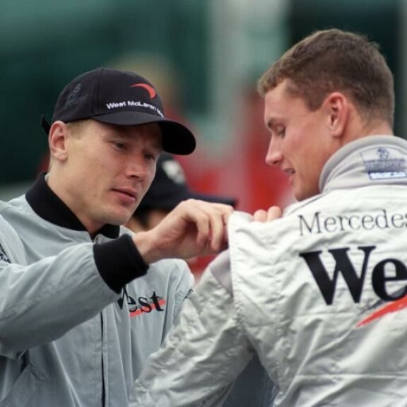 Mikan tallikaverina McLarenilla oli pitkään legendaarinen leukailija, skotti David Coulthard. Mikan tallikaverina McLarenilla oli pitkään legendaarinen leukailija, skotti David Coulthard.