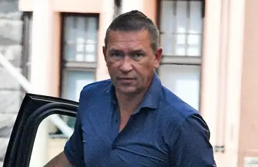 Katso kuvat! Poliisikansanedustaja Tom Packalénin huomattava tyylinmuutos: rannekorut kruunaavat kokonaisuuden!