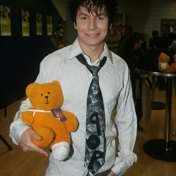 Kuvassa Antti Tuisku poseeraa vuonna 2004 Elämä lapselle -konsertissa. antti tuisku