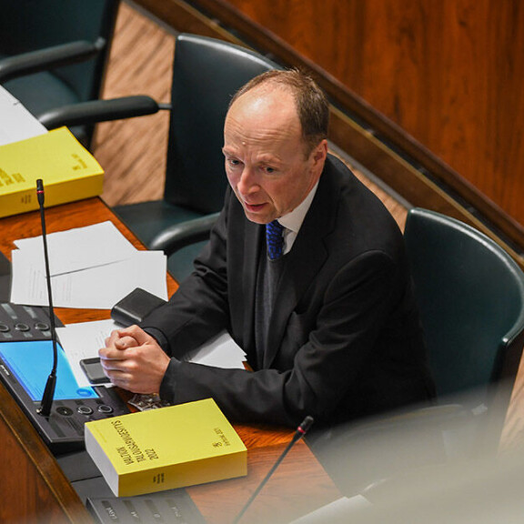 Jussi paikallaan eduskunnassa 26.10.2021. Sormus Jussi Halla-aho