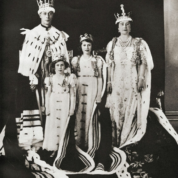 Kerrotaan, ettei kuningataräiti Elisabet antanut koskaan Edward Windsorille anteeksi sitä, että hänen Albert-puolisonsa joutui pakon edessä nousemaan hallitsijaksi. Hallitsijapari George ja Elisabet sekä prinsessat Elisabet ja Margaret